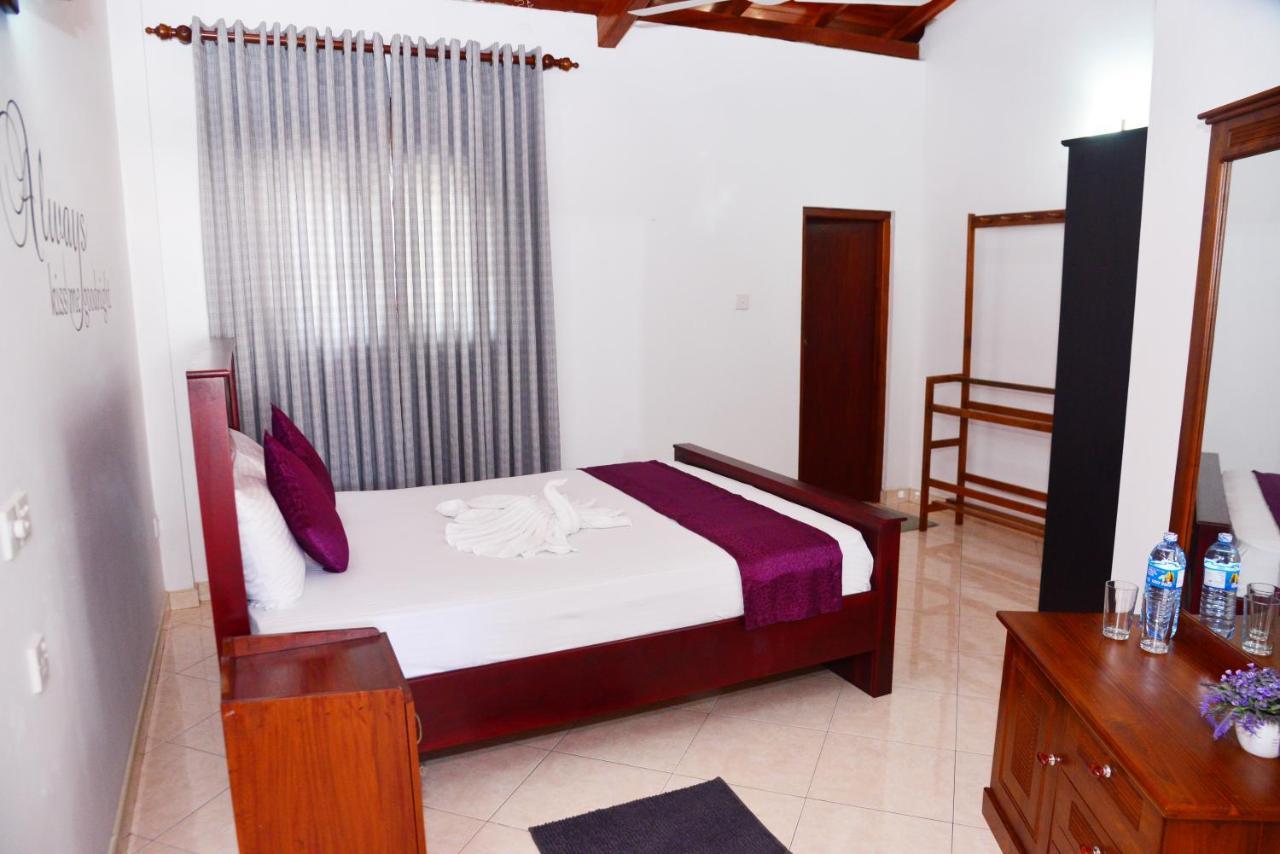 Cinnamon Holiday Inn Hikkaduwa Buitenkant foto